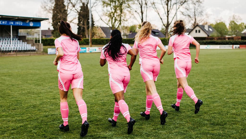 warming up in roze voetbalkleing